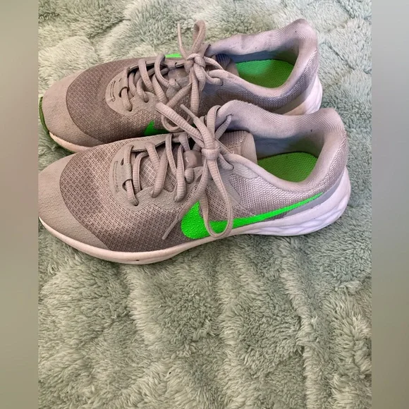 Nike Youth size 4 sneakers - Picture 4 of 5